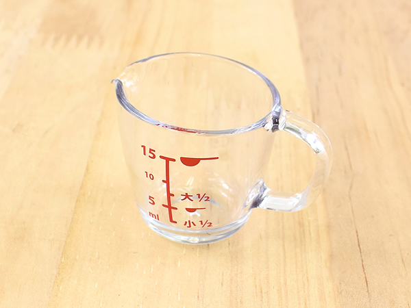 見た目も可愛い！ これ1つで小さじも大さじも対応可能な「ちっちゃな計量カップ」レビュー