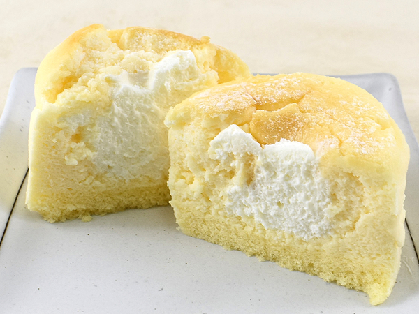 口に運べば商品名の意味がわかる… ローソンの「ふわしゅわスフレチーズケーキ」はなめらかな口あたりにうっとり
