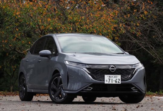 日産「オーラ」“小さな高級車”はダテじゃなかった。走りもインテリアもこだわりの仕上がり