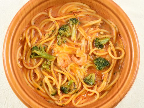 まろやかスープでホっとひと息… ファミマの「海老と北海道産チーズ トマトクリームスープパスタ」からあふれ出る旨み