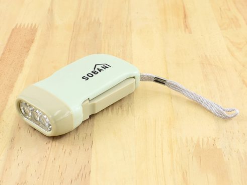 レバーを繰り返し握るだけで点灯！ 子どもでも使える「プッシュ式発電ライト」は防災バッグの必需品