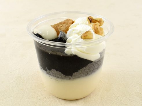 ブラマンジェのひんやり感がたまらない… 「黒ごまと豆乳ブラマンジェパフェ」は食感と風味の変化に注目