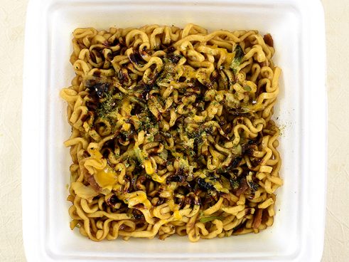 これが行列の絶えない専門店の味わい！ 「明星 みかさ ソース焼そばは“焼そばに乗っている半熟卵”まで再現
