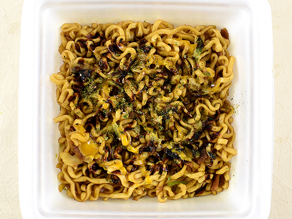 これが行列の絶えない専門店の味わい！ 「明星 みかさ ソース焼そばは“焼そばに乗っている半熟卵”まで再現