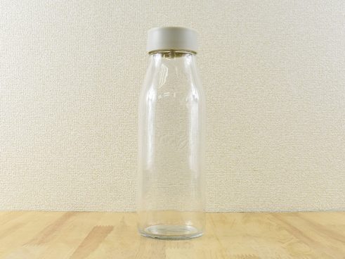 どの向きでも注げます！ 傾ければ勝手に蓋が開く手間いらずな「ウォーターボトル」