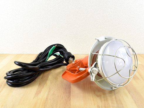 【モノタロウ】2200Lmの光が暗闇を照らす… 2芯・3芯兼用の「LED投光器 クランプ式」が想像以上に優秀！