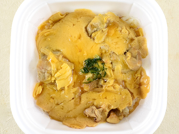 ファミマが誇る親子丼の進化が止まらない… 「ふんわりたまごとだしが決め手の親子丼」は醤油だれがこうばしい