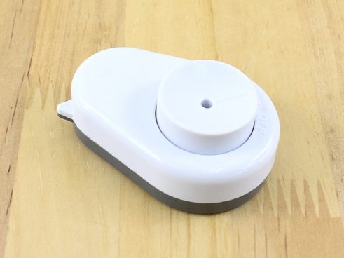 ぷちっと押すだけ！ 「たまごのプッチン穴あけ器」で卵のからがツルッとむける