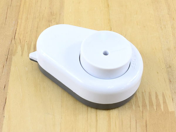 ぷちっと押すだけ！ 「たまごのプッチン穴あけ器」で卵のからがツルッとむける