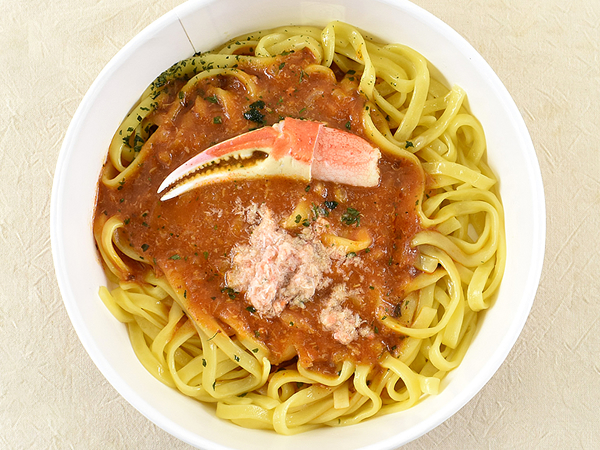 イタリア料理の先駆者・落合務シェフ監修！ ローソンの「生パスタ蟹のトマトクリーム」は蟹の風味あふれるリッチな一品