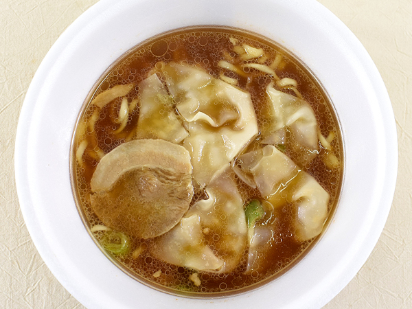 醤油×鶏×豚の旨みが広がる！ ファミマの「とら食堂 ワンタン麺」で楽しむなめらかな食感