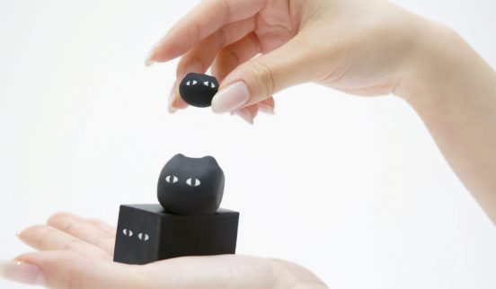 やっぱり「猫は液体」だった!? 使っているうちに様々な猫の形になる消しゴム「ネコゴム」