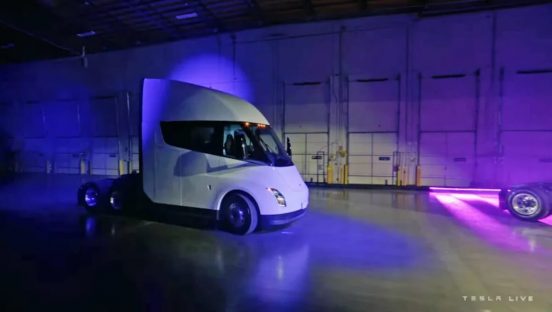 テスラの高級電動トラック「Semi」がやっと納車開始！ ペプシに100台