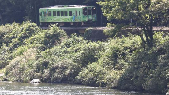 岩国市の名所旧跡と美景を探勝。清流沿いを走る「錦川鉄道」のんびり旅