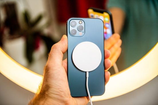 磁石で固定が主流に！ 次世代ワイヤレス充電規格「Qi2」がMagsafeに対応