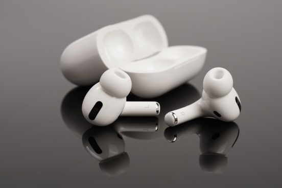 アップルが廉価版の「AirPods Lite」を準備中？ アナリストが予測