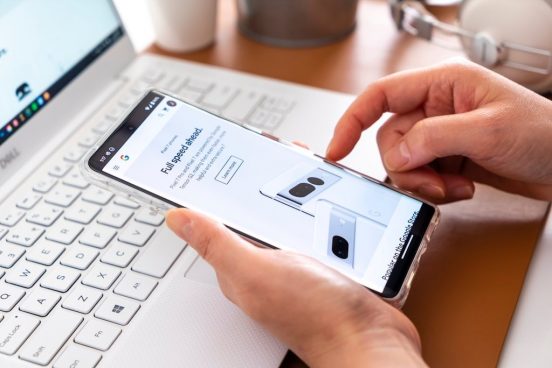 YouTubeを全画面で見ると「Pixel 7」がフリーズする？ 海外の一部ユーザーが報告