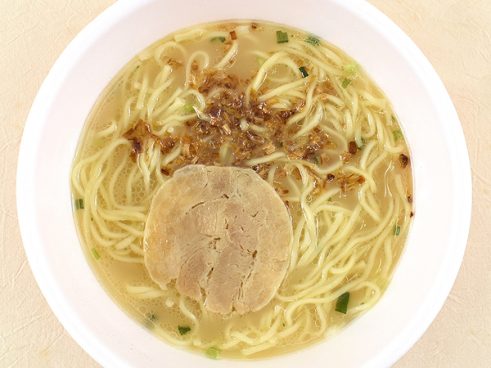 これが鹿児島ラーメンの魅力！ ファミマの「揚げネギ豚骨ラーメン」はあっさりした豚骨スープがたまらない
