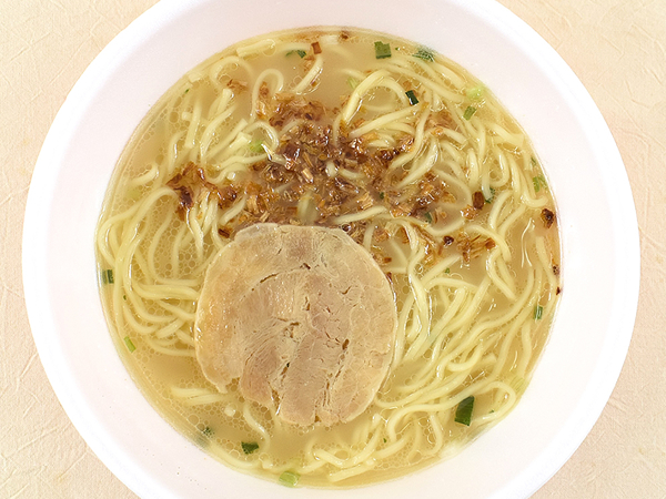 これが鹿児島ラーメンの魅力！ ファミマの「揚げネギ豚骨ラーメン」はあっさりした豚骨スープがたまらない