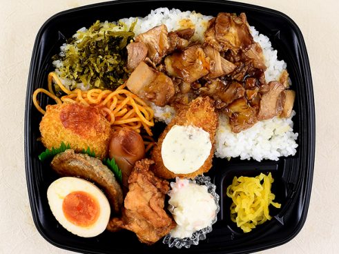 「肉盛り！」の名に相応しいボリューム！ ファミマの「直火焼チャーシュー弁当」は甘辛だれの風味が活きる一品
