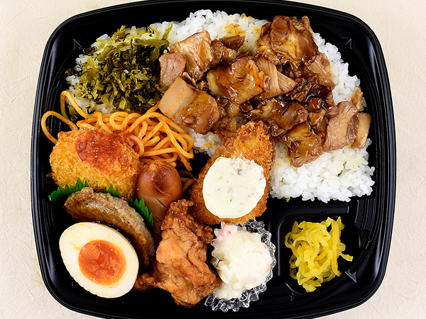 「肉盛り！」の名に相応しいボリューム！ ファミマの「直火焼チャーシュー弁当」は甘辛だれの風味が活きる一品