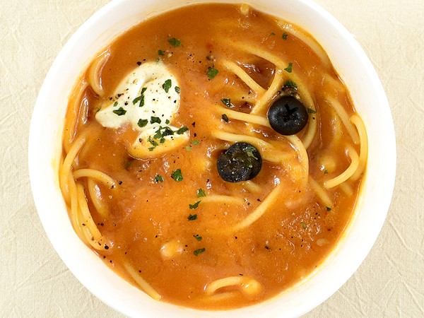 これぞ“プチリッチ”！ ローソンの「オマール海老香るトマトクリームパスタ」で楽しむ魚介の風味