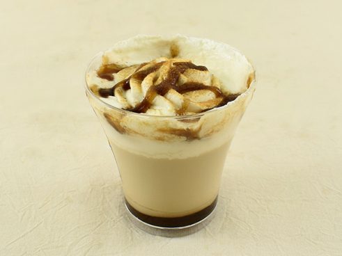 黒みつが存在感を放つ和風プリン！ セブンの「とろける黒みつラテプリン」は甘みと苦味のバランスが絶妙