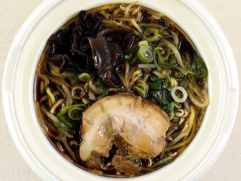 これが“札幌ブラック”だ！ セブンの「いそのかづお監修札幌ブラック醤油ラーメン」で楽しむ濃厚なコク