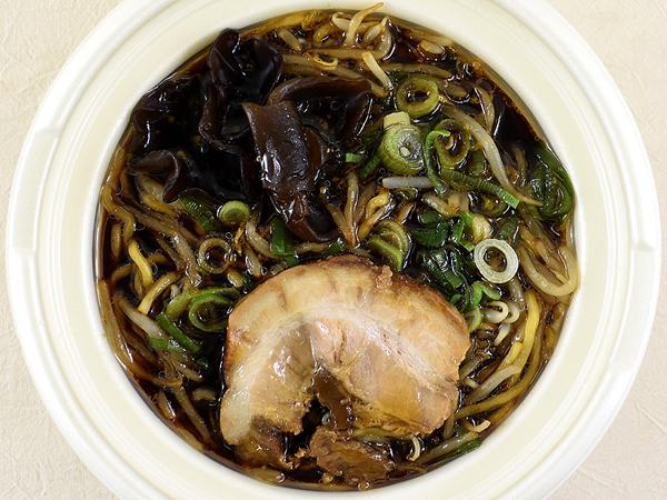 これが“札幌ブラック”だ！ セブンの「いそのかづお監修札幌ブラック醤油ラーメン」で楽しむ濃厚なコク
