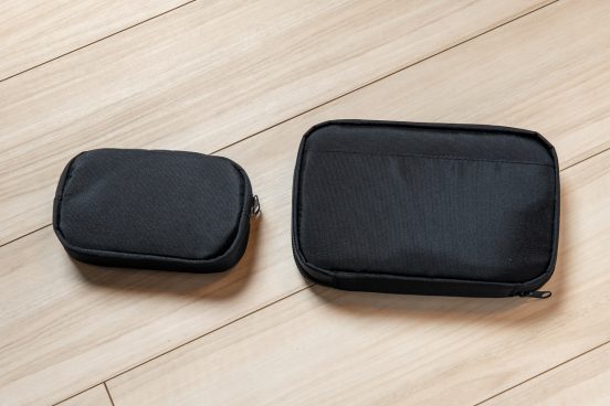 旅行、出張、イベント……お出かけ時にスマホの充電アイテムをスッキリ持ち運べる、“ちょうどいい”ガジェットポーチはいかが？