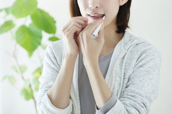 扱いが難しいロールタイプのデンタルフロスのお悩みを解決！ フロスがより使いやすくなる「フロスペン」