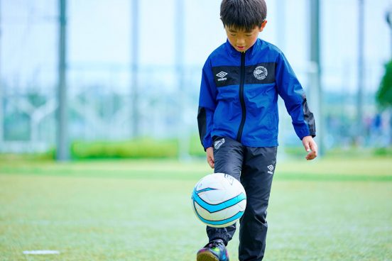 サッカーキッズを応援！ 小さな子どもでも着脱しやすいジャンパー「アンブロ はじめてウーブンジャケット」