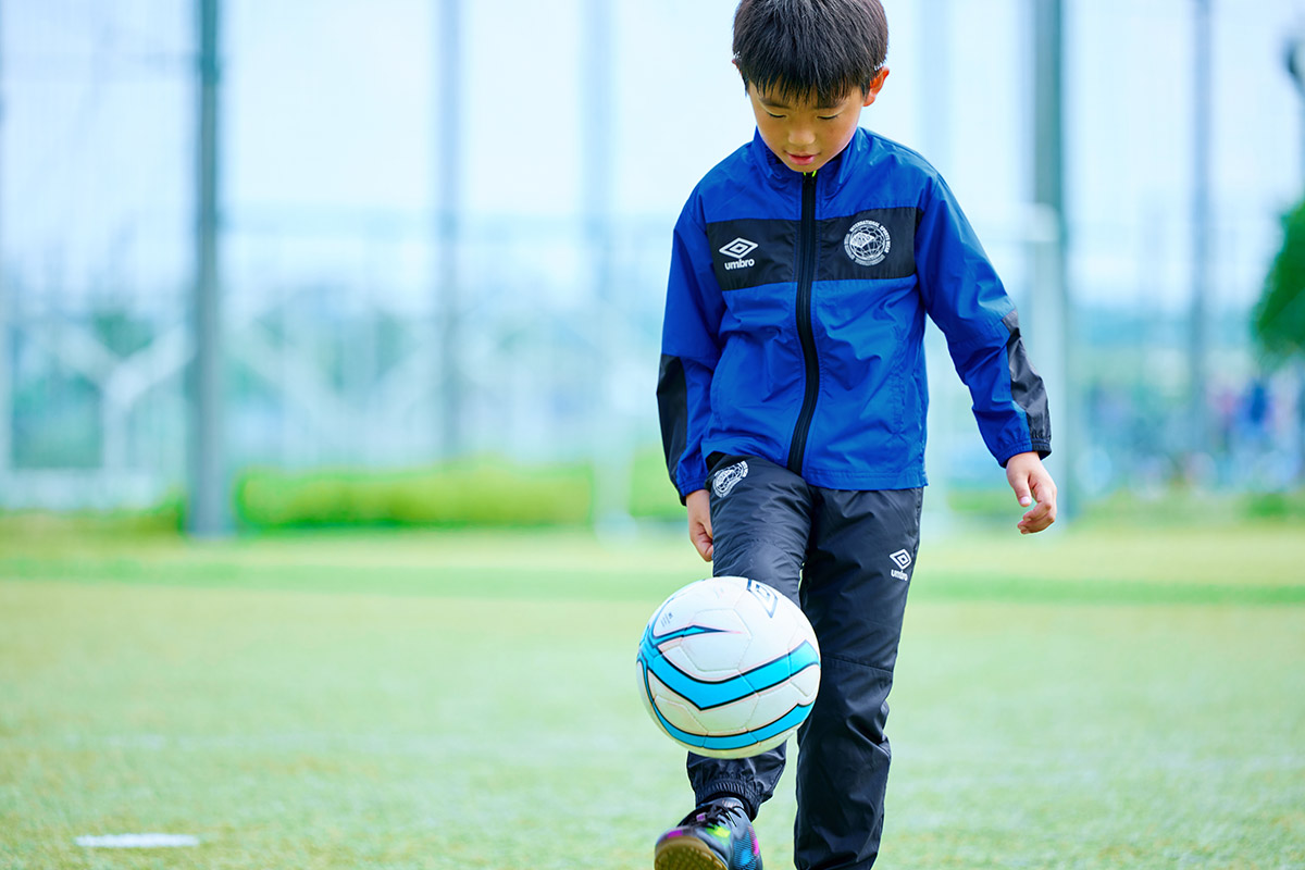 サッカーキッズを応援！ 小さな子どもでも着脱しやすいジャンパー「アンブロ はじめてウーブンジャケット」