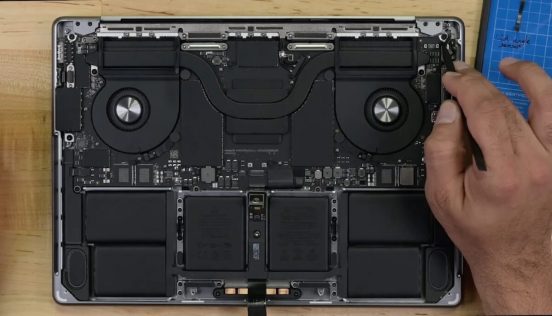 新型MacBook ProをiFixitが早速分解。修理マニュアルには興味深いポイントも