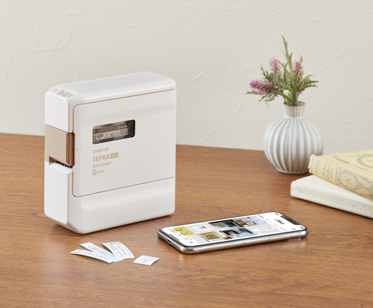 スマホ専用「テプラ」PROに“お手軽価格”モデル！ 電池駆動でどこでも使える「SR-R2500P」