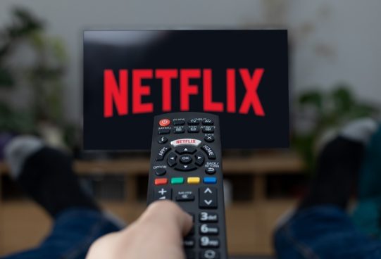 守らなければ視聴停止も！ Netflixが「アカウント共有」の封じ込め策を公開