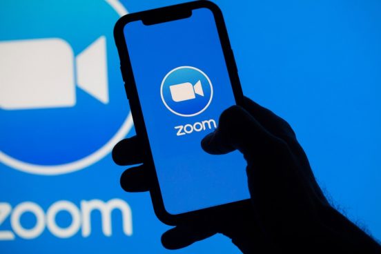 Zoom社が1300人を解雇、CEOも98％減給。人気低迷で苦渋の決断