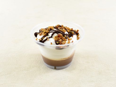 クリームにおぼれたいスイーツ好き全員集合！ 「おぼれクリームのショコラプリン」（ローソン）は抑えた甘み＆苦味が絶妙