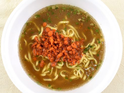 パンチ力がハンパない！ 「明星 おうち千里眼 にんにく豚骨醤油ラーメン」がもたらす背脂×にんにくの衝撃