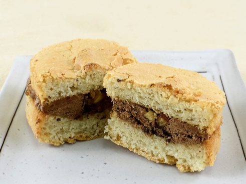 サクふわ食感の衝撃！ ファミマの「ダックワーズサンド チョコ」は生地とチョコのハマり具合が最高
