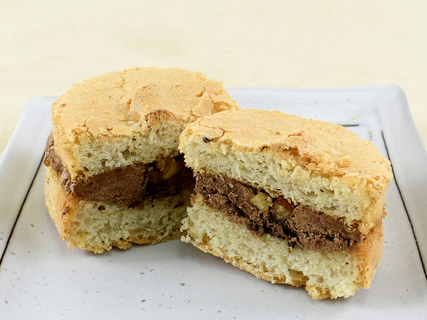 サクふわ食感の衝撃！ ファミマの「ダックワーズサンド チョコ」は生地とチョコのハマり具合が最高