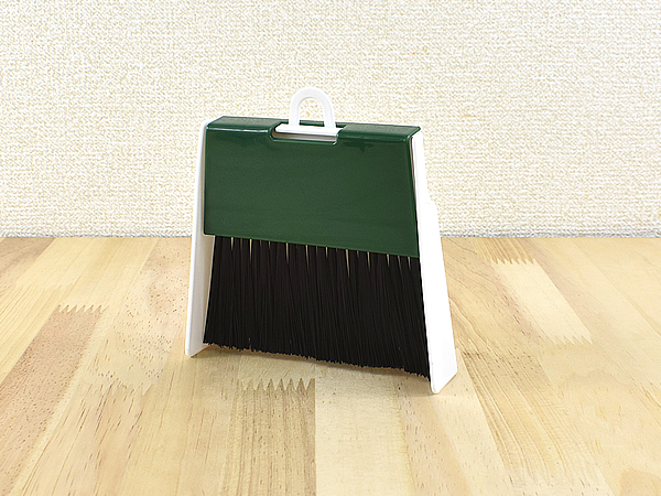 自立するから置き場所に困らない！ デスクのちょっとした掃き掃除に便利な「ミニちりとり＆ホウキ」はいかが？