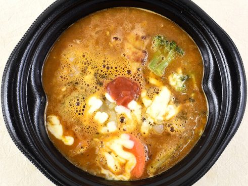 ローストチキンも存在感を発揮！ ローソンの「路地裏カリィ侍.監修 7種野菜チーズスープカレー」は食べごたえ満点の一品