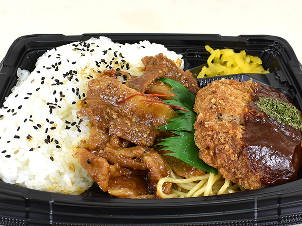 ダブルメインのおかずが存在感を発揮！ ファミマの「二層仕立てのメンチカツ＆豚焼肉弁当」は肉の旨みあふれる一品