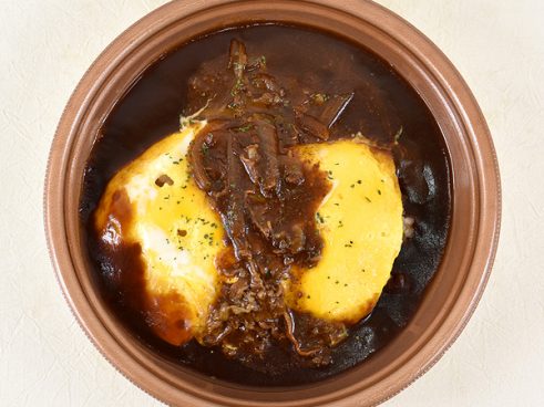 牛肉も乗ったリッチな味わい！ セブンの「デミグラスソースのオムライス」は旨みを凝縮したソースが絶品