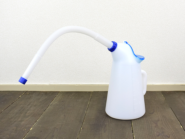 【モノタロウ】ふた付きなのでホコリや虫が入る心配無し！ オイル交換や水の補充に便利なロングノズルタイプの「オイルジョッキ」
