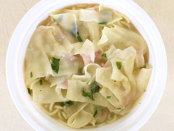 ワンタンから広がる独特な旨み… セブンの「7P ワンタンラーメンとんこつ味」で楽しむ丁寧な仕上がりのスープ