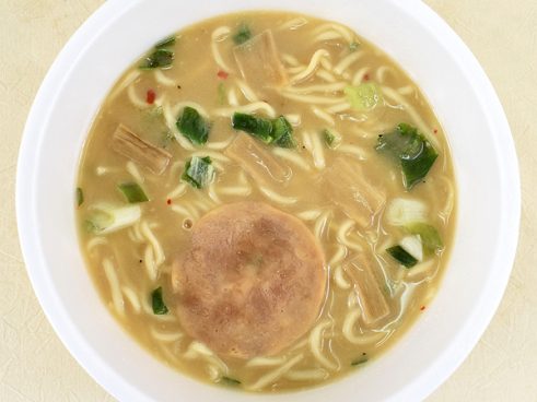 やさしく広がるチキンエキスの旨み！  ファミマの「麺屋極鶏 鶏だく プレミアム」のスープは“食べる”感覚に近い!?