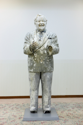 KFC_カーネル立像