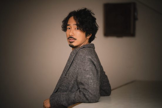 眞島秀和「稽古や本番のたびに増えていく課題。そうした苦労こそが僕にとっての舞台の醍醐味」